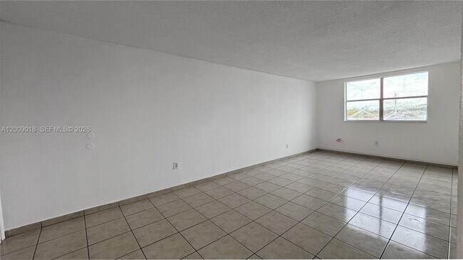 Building Photo - 666 W 81st St