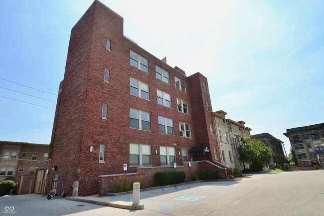 Primary Photo - 2105 N Meridian St