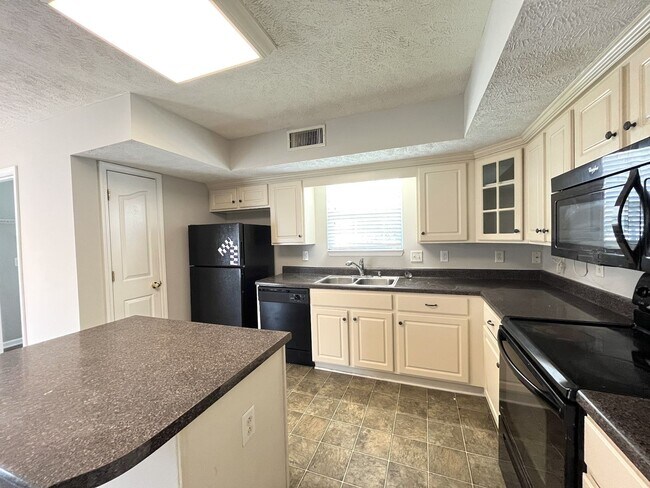 Building Photo - Flexible 4-Bed Home on Corner Lot in Evergreen Farms