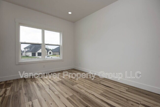 Building Photo - 5075 E Ferdinand Ct