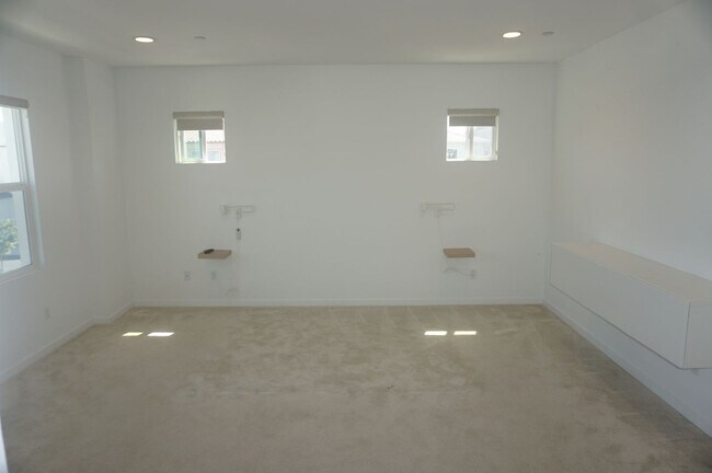 Building Photo - Stunning 4 Bedroom 3 Bath Plus Loft Home i...