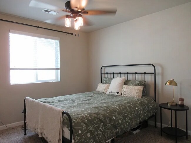 Building Photo - Welcome home to this open concept 5 bedroom home in Tehaleh.