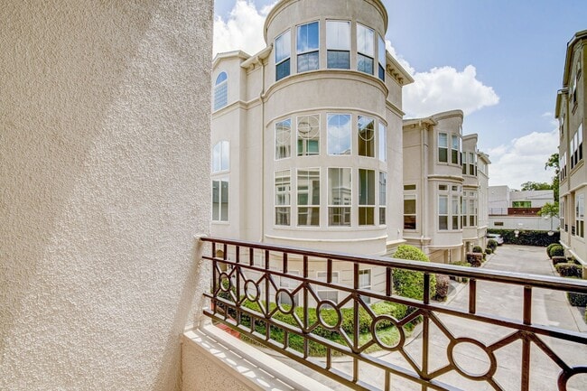 Building Photo - Stunning 3 Bed / 3.5 Bathroom in Heart of Hyde Park/Montrose!