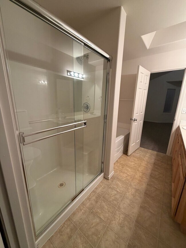 Building Photo - New carpet + Paint! 2 bed|2.5 bath + bonus room townhome