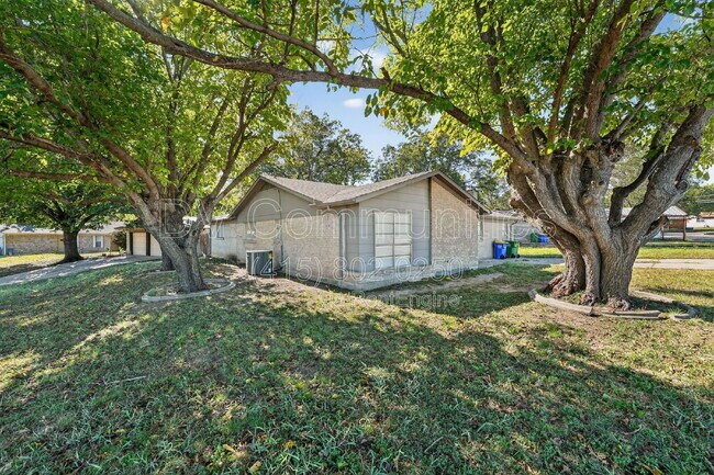 Building Photo - 936 N Las Vegas Trail