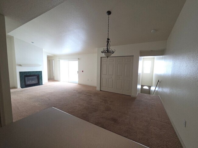 Building Photo - Discover your dream Townhome in Manitowoc!