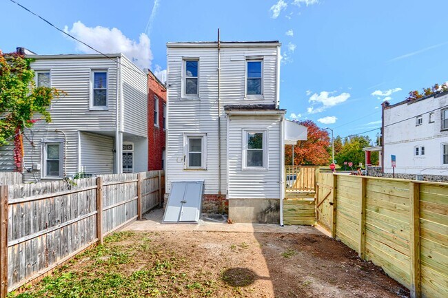 Building Photo - 400 N Hilton St