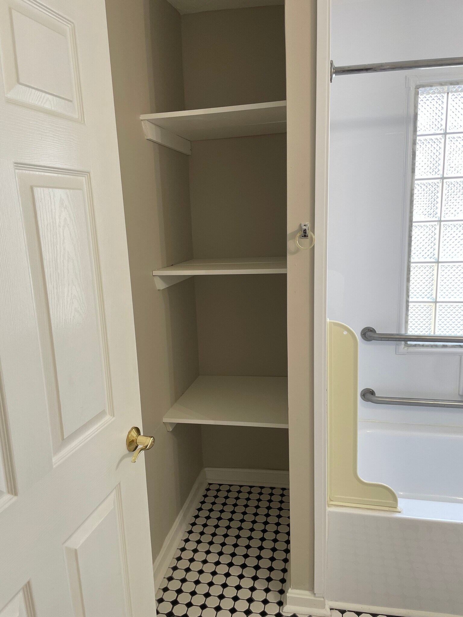 Building Photo - 2913 Abigail Dr