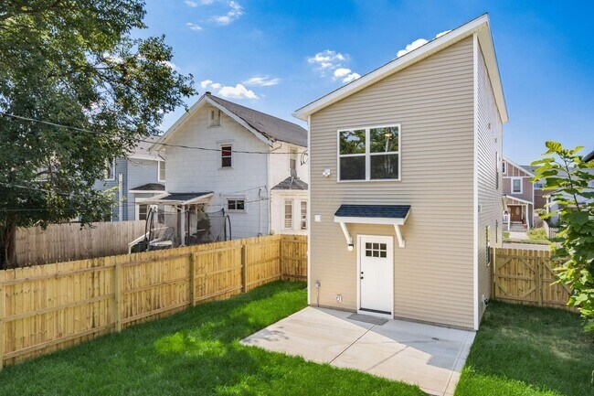 Building Photo - 858 E Starr Ave