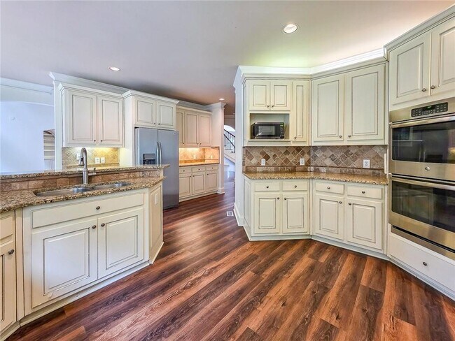 Building Photo - 2502 Oak Hill Overlook
