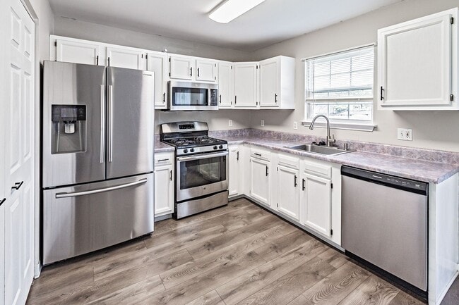 Building Photo - Renovated Townhome in Woodburne