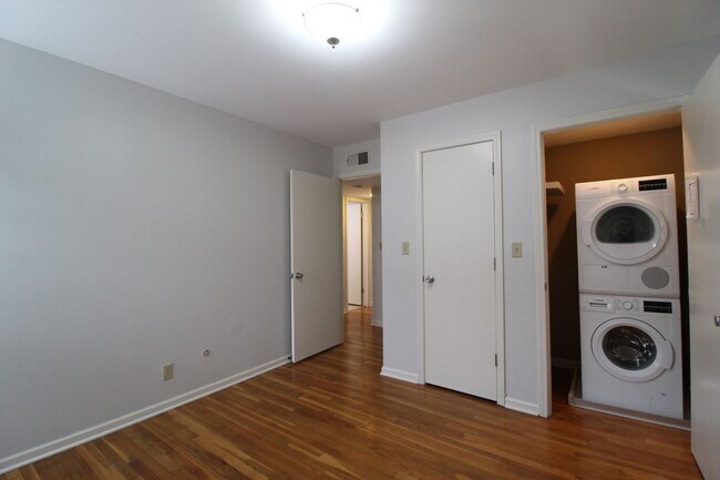 Building Photo - May free on this 2 br 1 bath apartment in the West Plaza  area