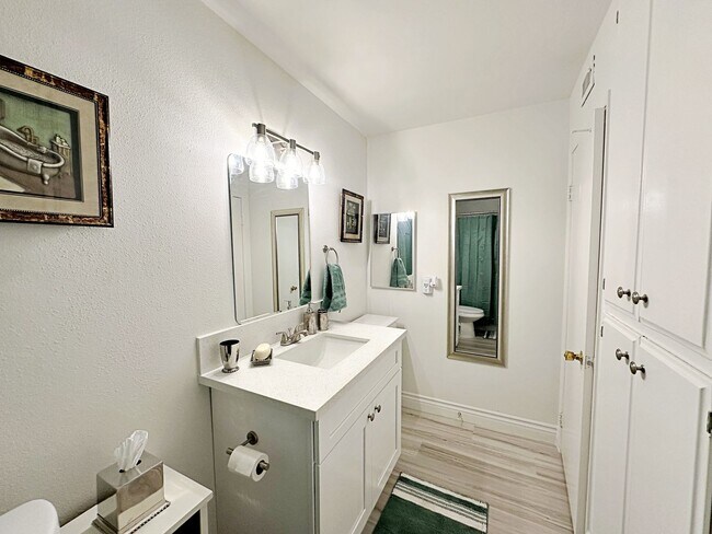 Building Photo - FULLY FURNISHED 2 BEDROOM CONDO WITH STRIP VIEWS