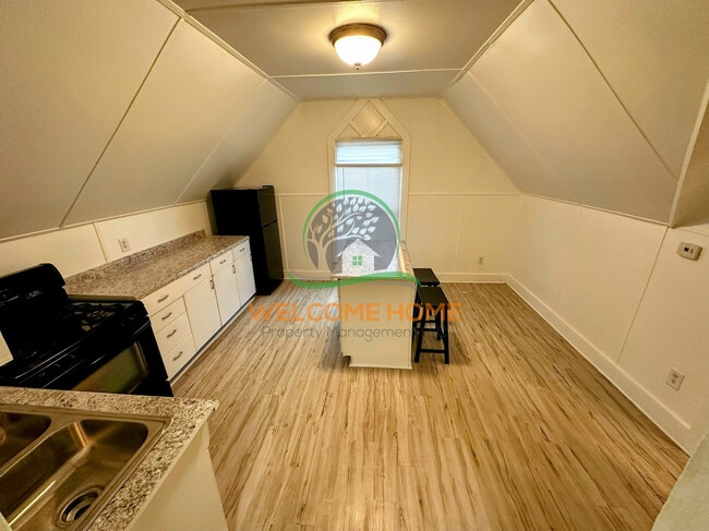 Primary Photo - 19TH ST