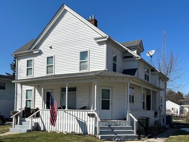 Building Photo - 325 W 5th St