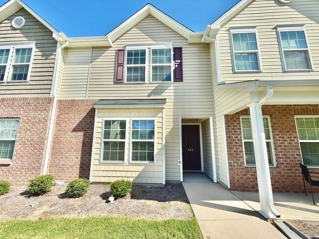 Building Photo - Beautiful 2 Bed 2.5 Bath townhome located ...