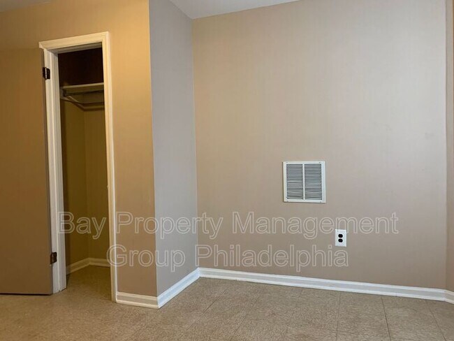 Building Photo - 3035 Frankford Ave