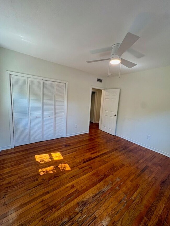 Building Photo - Fully Renovated Three Bedroom Condo in South Windermere - Off the Greenway!