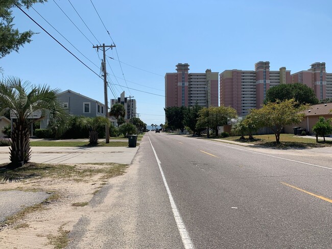 Building Photo - Walk to the Beach, 2 Bedroom, 1 Bath, Unfurnished Condo, Utilities Included!