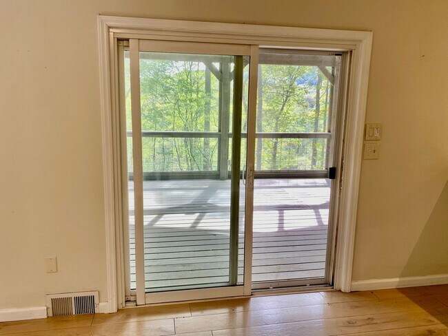 Building Photo - East AVL - Mid Century Modern Beauty in Botany Woods!