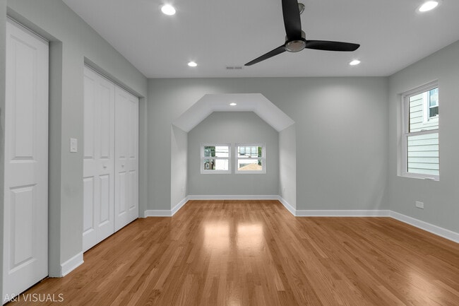 Building Photo - 5841 N Medina Ave