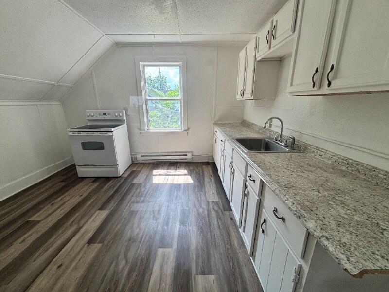 Building Photo - 633 W North St