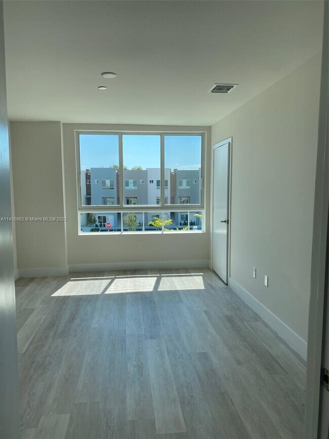 Building Photo - 2561 NE 193rd St