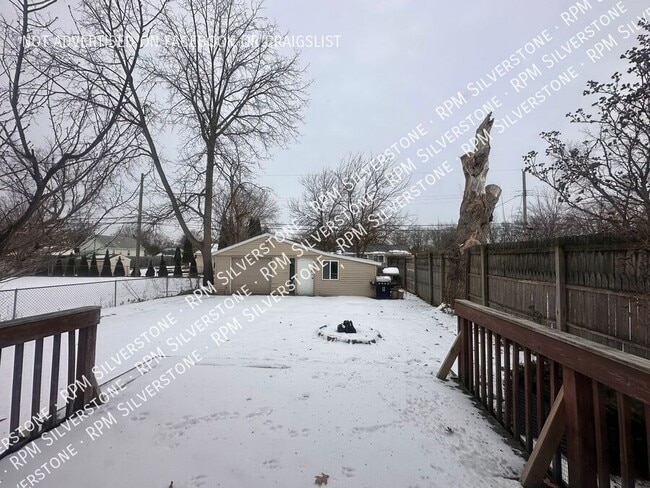 Building Photo - 3113 Emmons Ave
