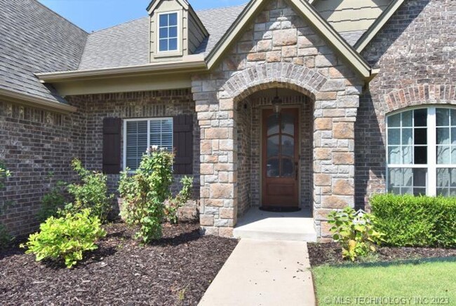 Building Photo - Room for the whole family in this 5 bedroo...