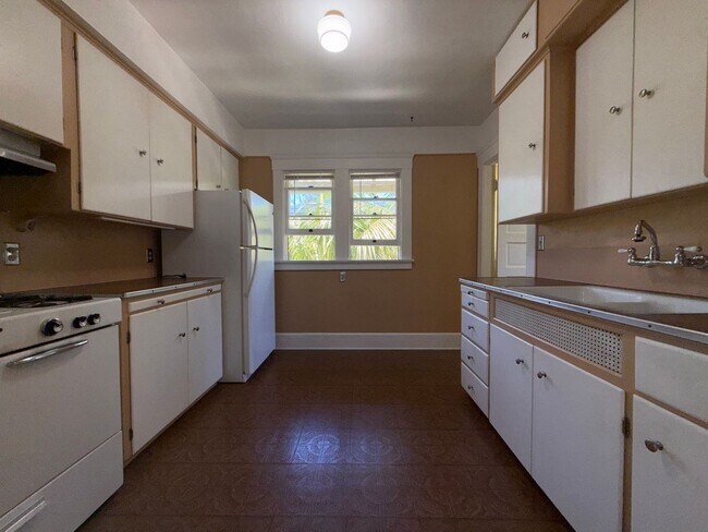 Building Photo - Fabulous Bankers Hill location 3 Bedroom Top-floor duplex unit