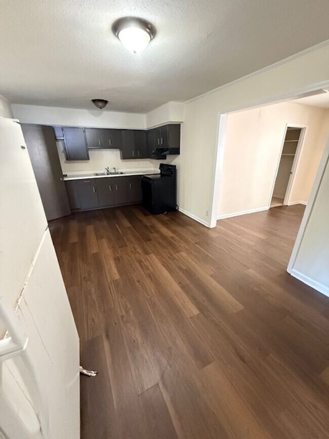 Building Photo - 4 bedroom 2 bath HOUSE!