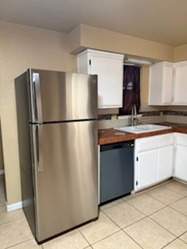 Building Photo - Three Bedroom Home Close to UNR