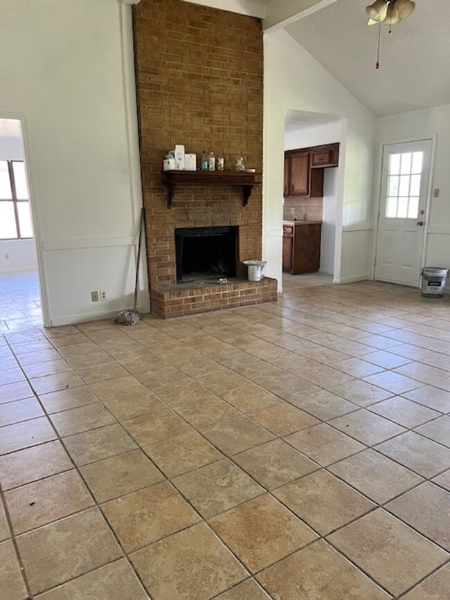 Building Photo - 3 bed 2 bath, established neighborhood