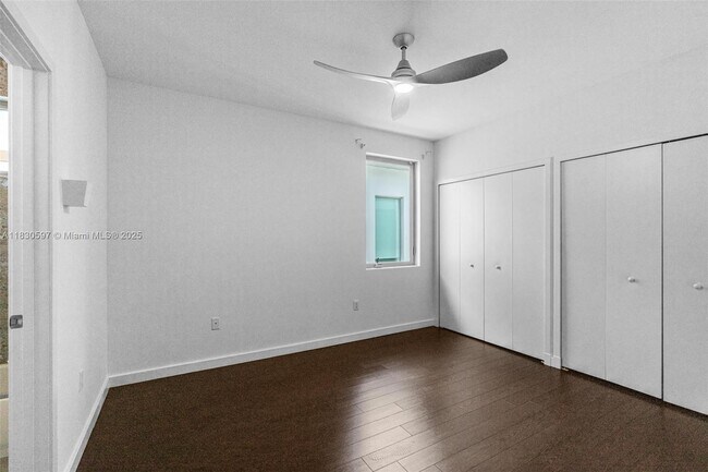 Building Photo - 3563 SW 1st Ave
