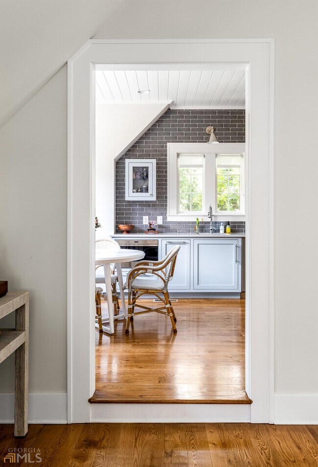 Building Photo - 3312 W Shadowlawn Ave NE