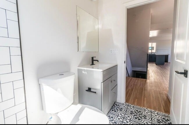 Building Photo - 4BR 3Ba Modern Townhome in Prime NOHO