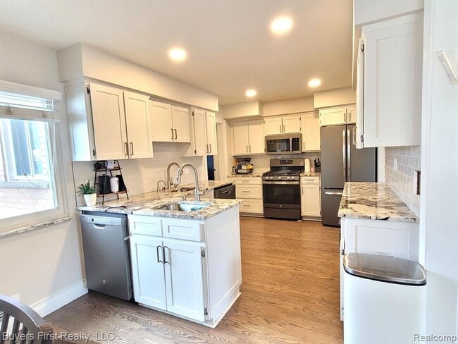 Building Photo - Newly Renovated 7BR – Modern Kitchen + Bath