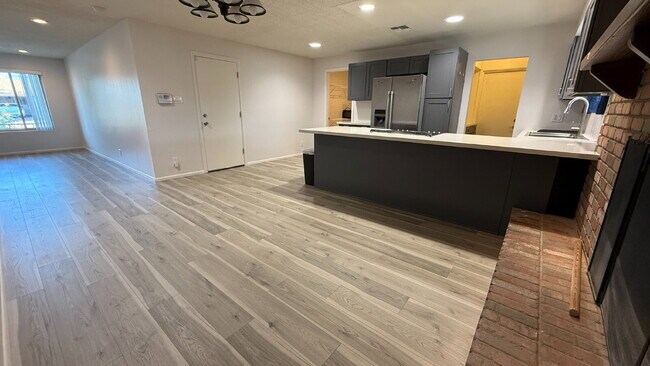 Building Photo - Beautiful Updated Kitchen ,  Large Backyar...