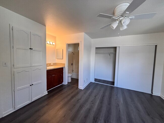 Master bedroom/ bathroom - 4825 Pickford St