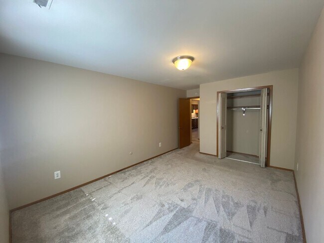 Building Photo - Cozy 2 Bedroom, 1 Bath Apartment with Balc...