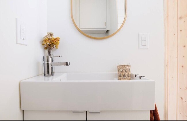 Building Photo - Fully furnished studio apartment in the No...