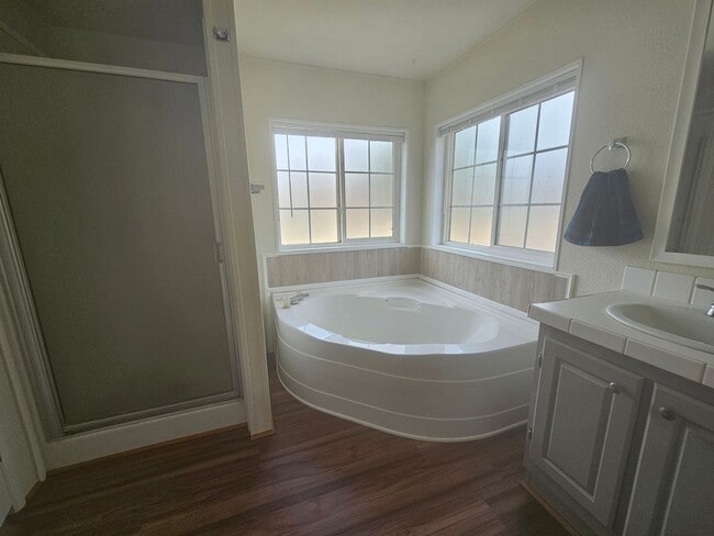 Building Photo - Like New 3 Bedroom On Acre Plus in Moundhouse