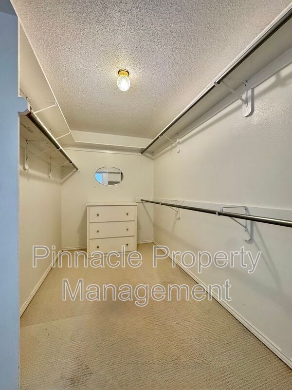 Building Photo - 10 Southridge Dr