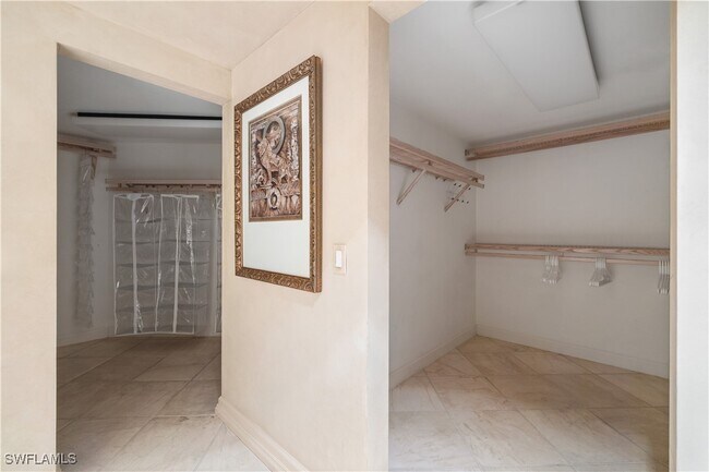 Building Photo - 8231 Bay Colony Dr