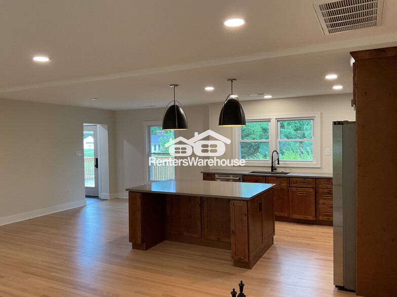 Building Photo - 245 Enwood Dr