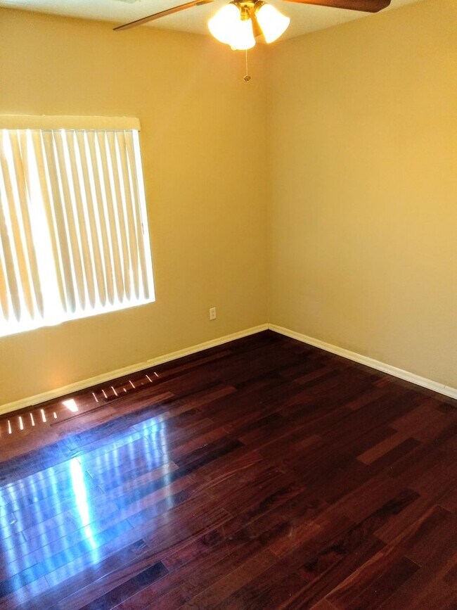 Building Photo - HUGE 5 bedroom, 3 bathroom in Glendale