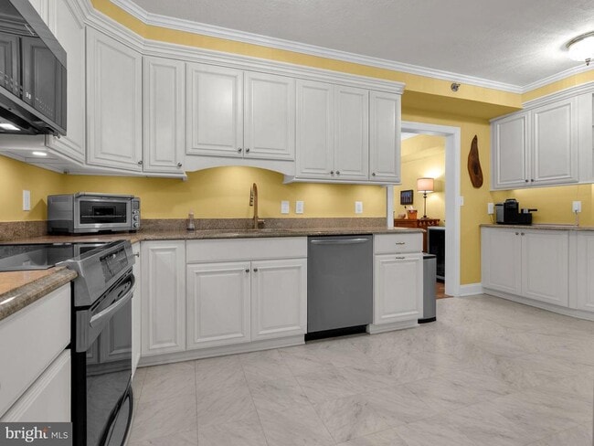 Building Photo - 1300 Crystal Dr