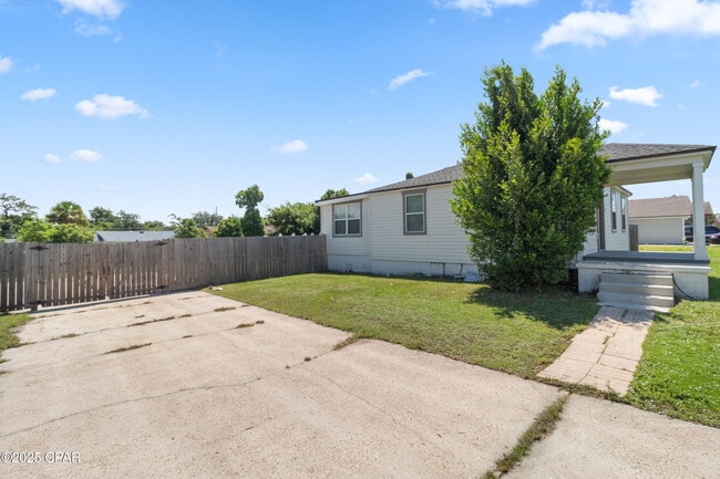 Building Photo - 310 N Bonita Ave