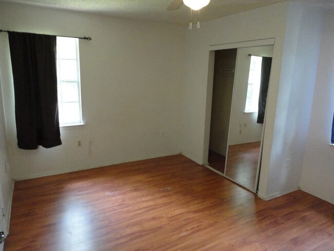 Building Photo - 3/3 Top Floor Unit Windsor Park