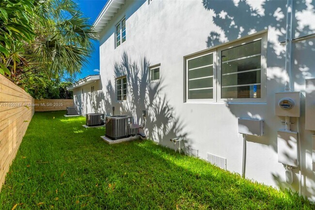 Building Photo - 524 NE 65th St
